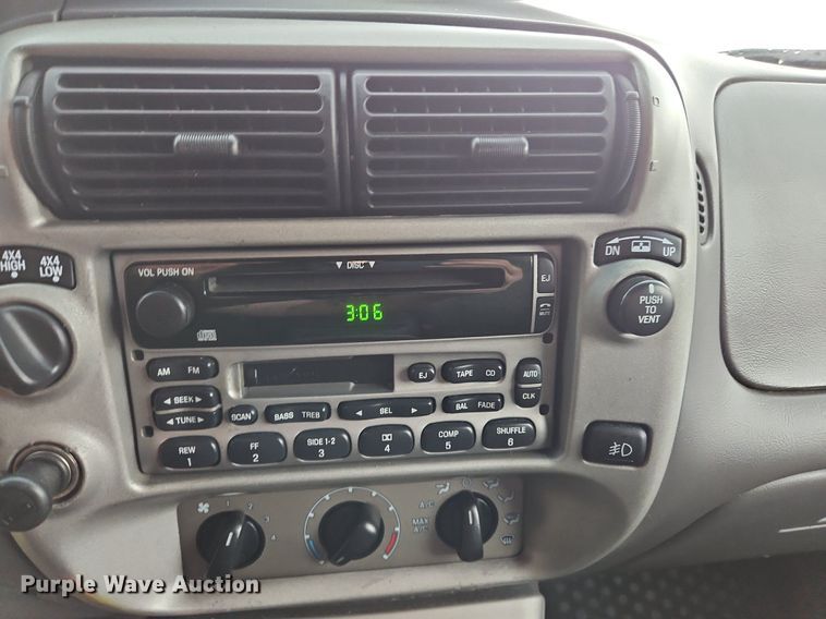 image for item OK9886 2002 Ford Explorer Sport Trac pickup truck