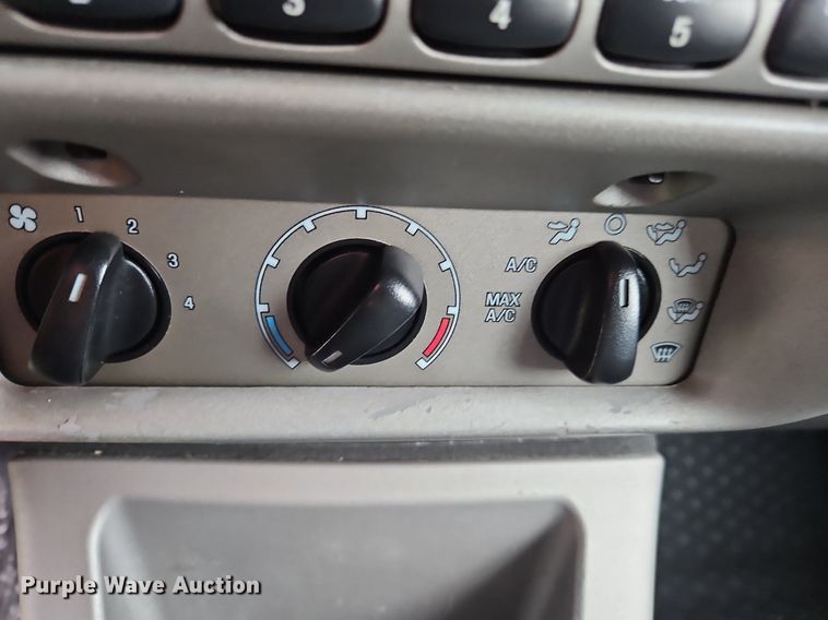 image for item OK9886 2002 Ford Explorer Sport Trac pickup truck