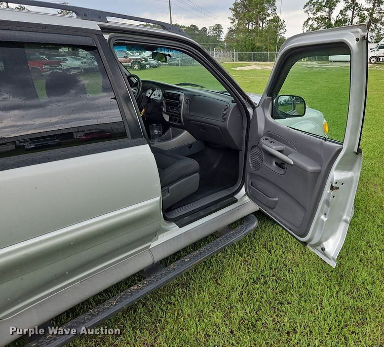 image for item OK9886 2002 Ford Explorer Sport Trac pickup truck