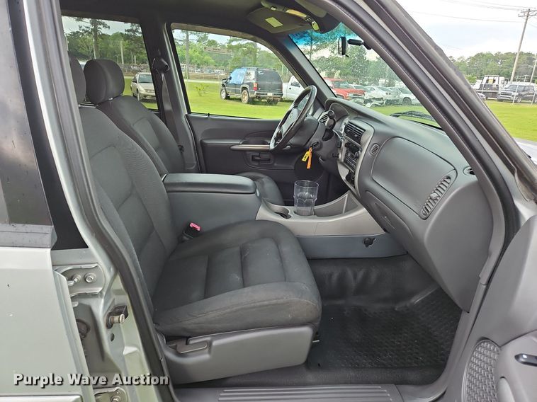 image for item OK9886 2002 Ford Explorer Sport Trac pickup truck