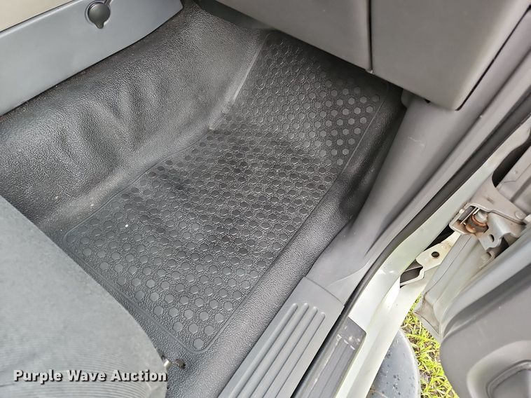 image for item OK9886 2002 Ford Explorer Sport Trac pickup truck