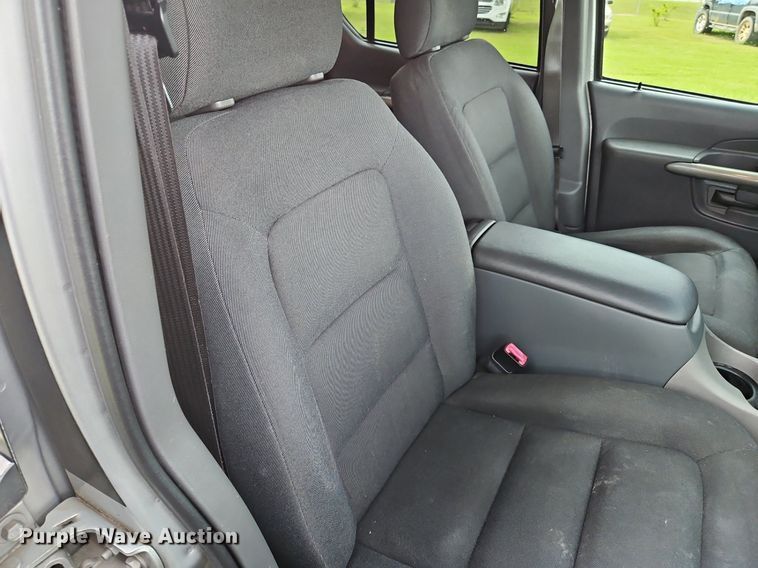 image for item OK9886 2002 Ford Explorer Sport Trac pickup truck