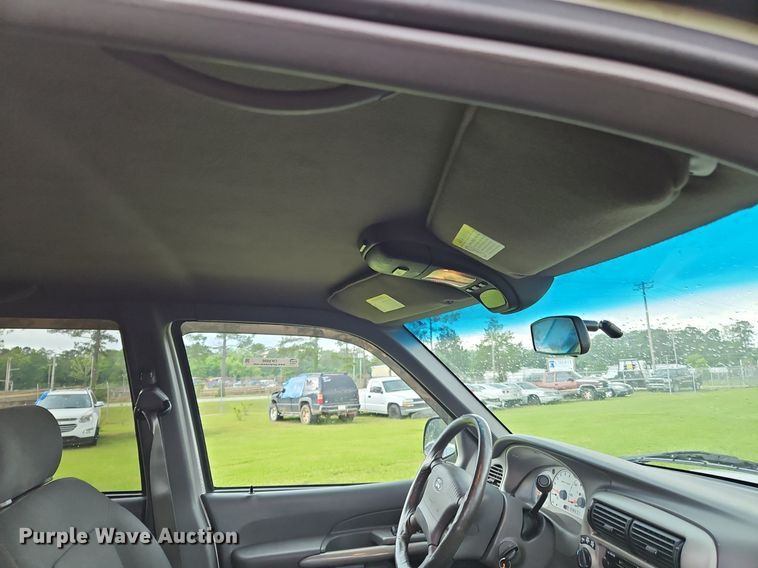 image for item OK9886 2002 Ford Explorer Sport Trac pickup truck