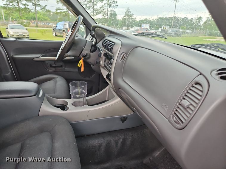 image for item OK9886 2002 Ford Explorer Sport Trac pickup truck