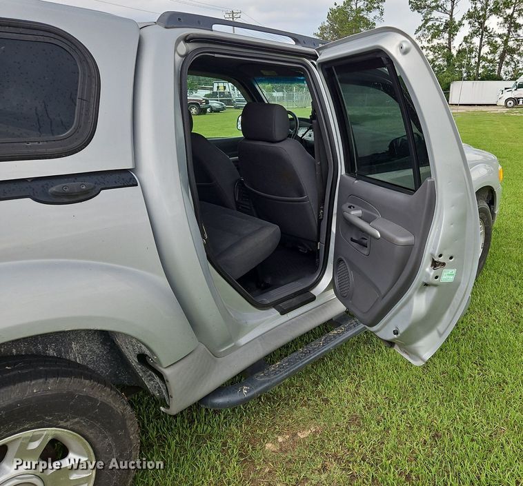 image for item OK9886 2002 Ford Explorer Sport Trac pickup truck