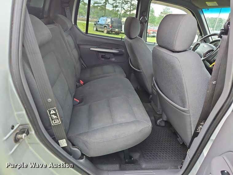 image for item OK9886 2002 Ford Explorer Sport Trac pickup truck