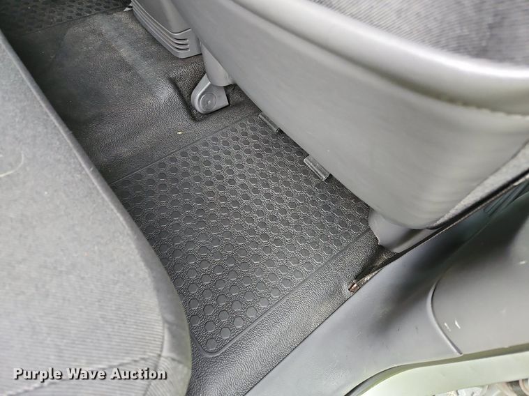 image for item OK9886 2002 Ford Explorer Sport Trac pickup truck