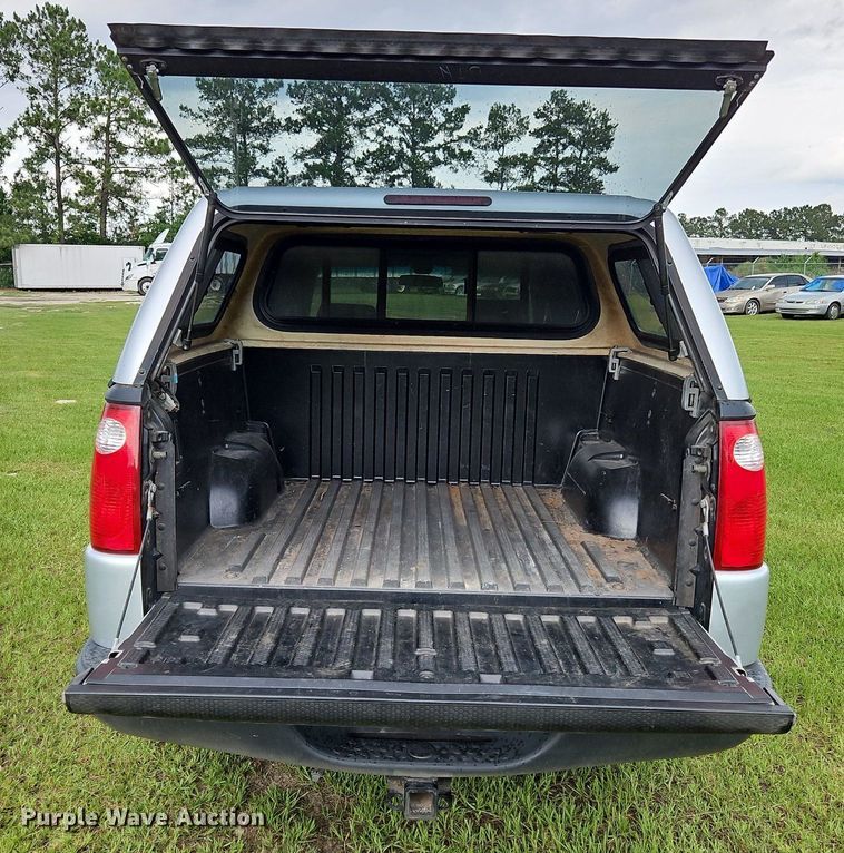 image for item OK9886 2002 Ford Explorer Sport Trac pickup truck