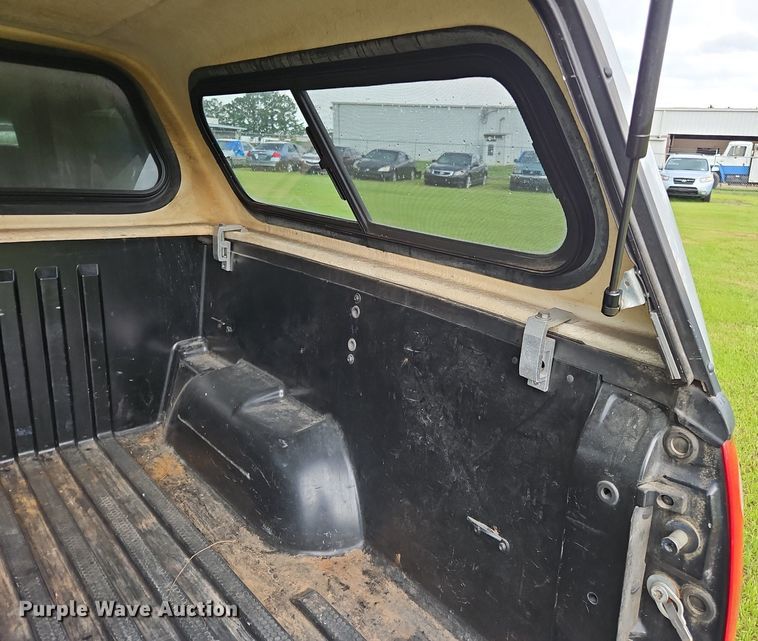 image for item OK9886 2002 Ford Explorer Sport Trac pickup truck