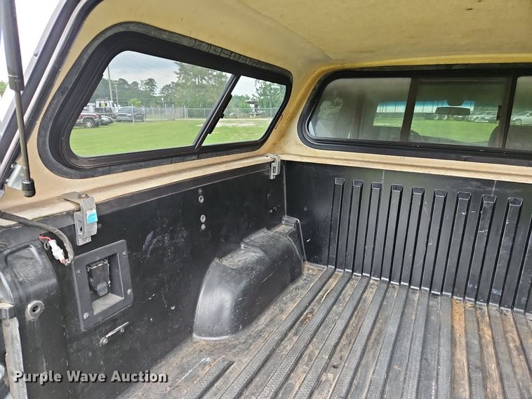 image for item OK9886 2002 Ford Explorer Sport Trac pickup truck