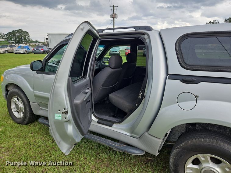 image for item OK9886 2002 Ford Explorer Sport Trac pickup truck