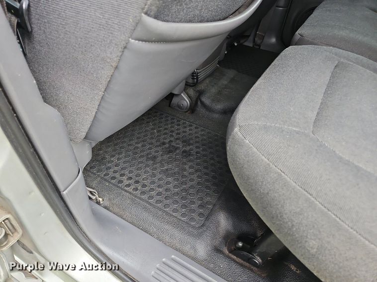 image for item OK9886 2002 Ford Explorer Sport Trac pickup truck