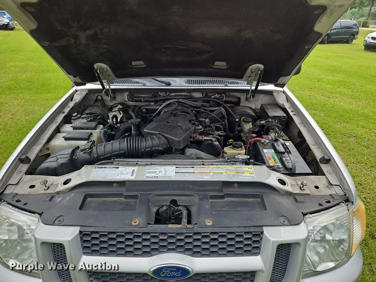 image for item OK9886 2002 Ford Explorer Sport Trac pickup truck