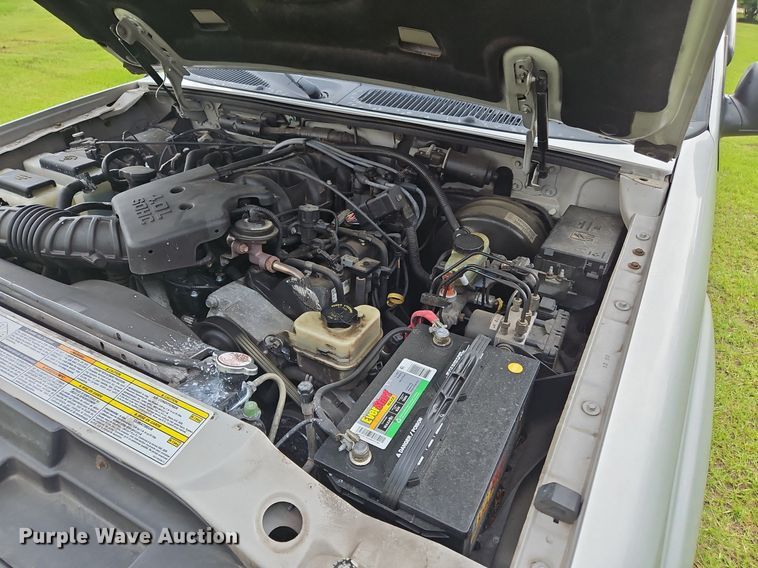 image for item OK9886 2002 Ford Explorer Sport Trac pickup truck