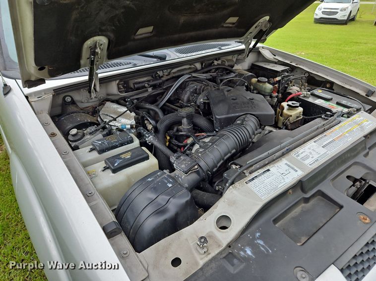 image for item OK9886 2002 Ford Explorer Sport Trac pickup truck