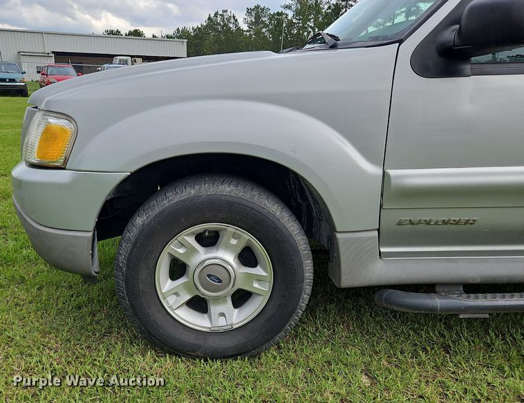 image for item OK9886 2002 Ford Explorer Sport Trac pickup truck