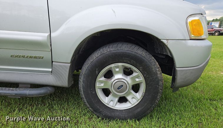image for item OK9886 2002 Ford Explorer Sport Trac pickup truck