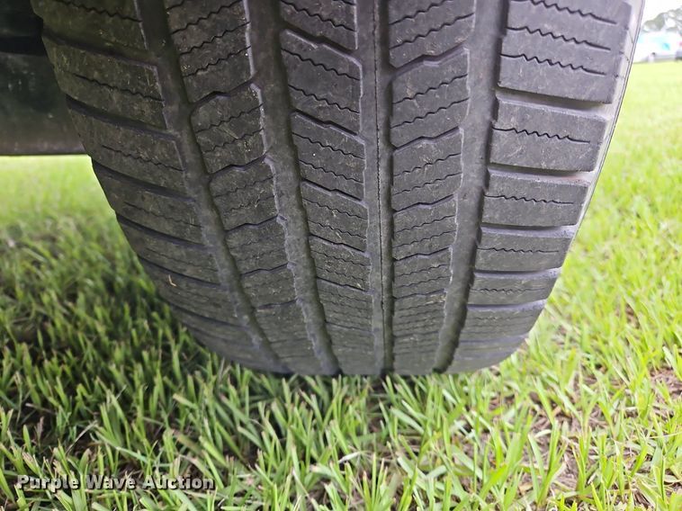 image for item OK9886 2002 Ford Explorer Sport Trac pickup truck