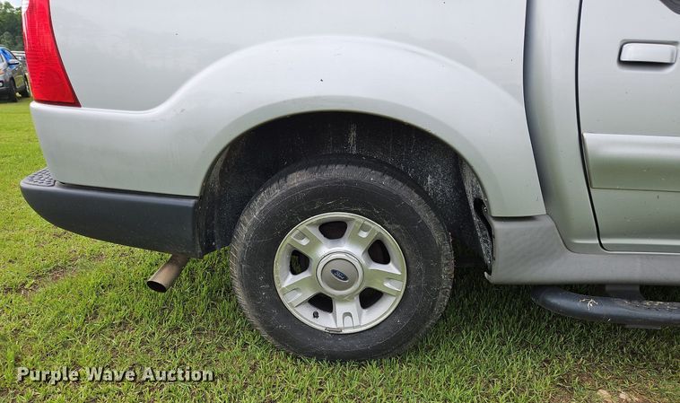 image for item OK9886 2002 Ford Explorer Sport Trac pickup truck