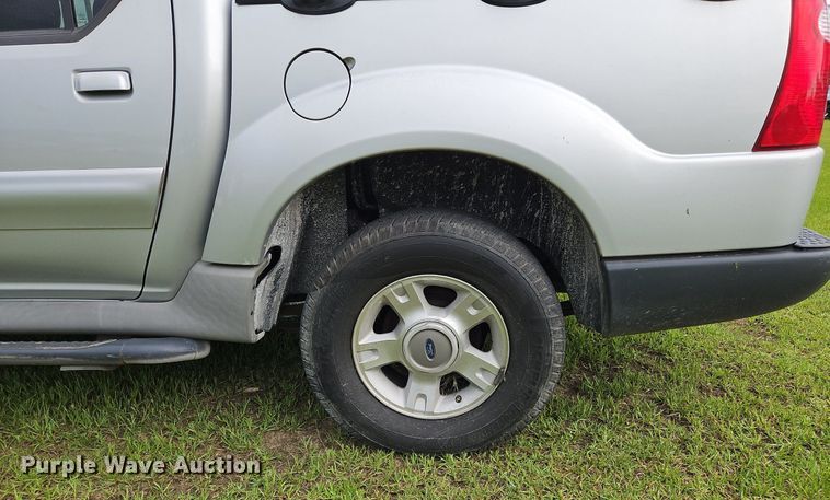 image for item OK9886 2002 Ford Explorer Sport Trac pickup truck