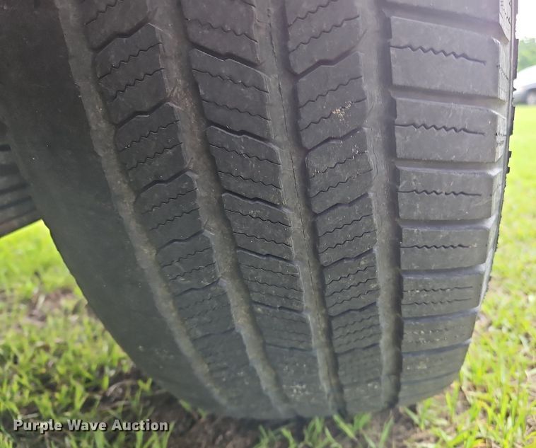 image for item OK9886 2002 Ford Explorer Sport Trac pickup truck