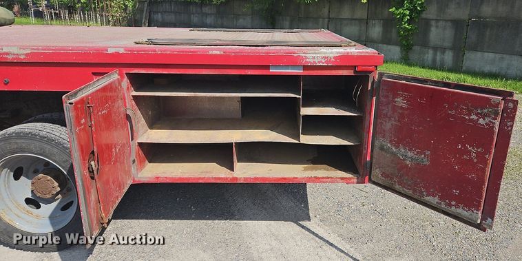 image for item OK9895 2001 Ford F550 Super Duty XL flatbed truck