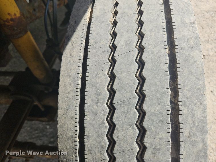 image for item OK9895 2001 Ford F550 Super Duty XL flatbed truck