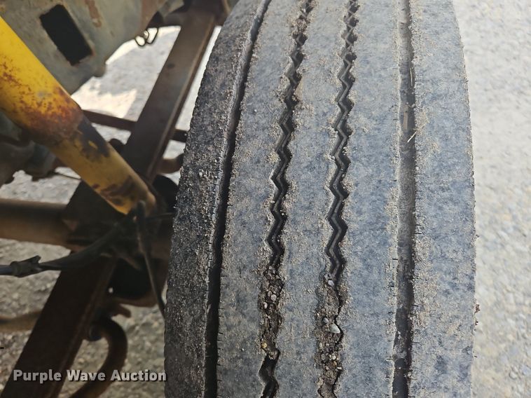 image for item OK9895 2001 Ford F550 Super Duty XL flatbed truck