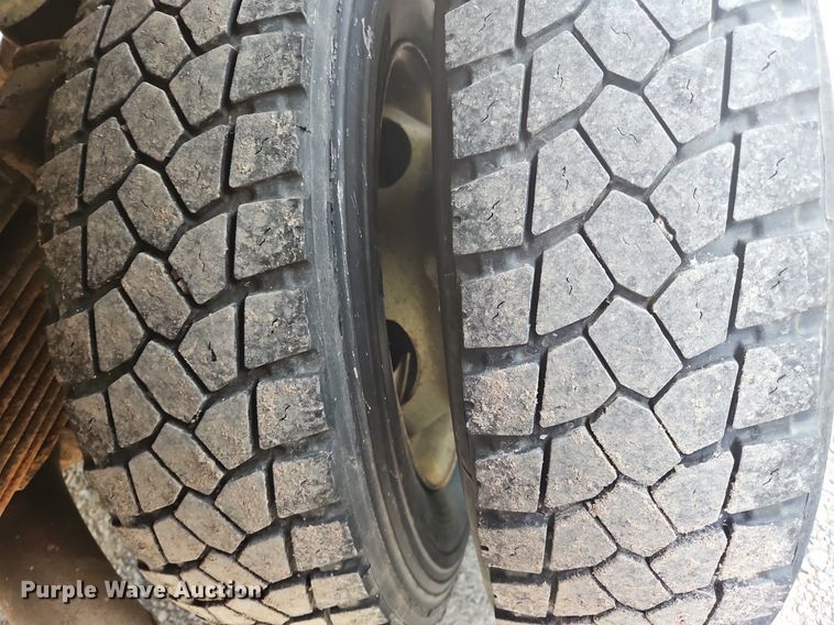 image for item OK9895 2001 Ford F550 Super Duty XL flatbed truck