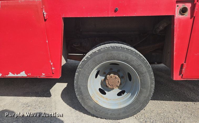 image for item OK9895 2001 Ford F550 Super Duty XL flatbed truck