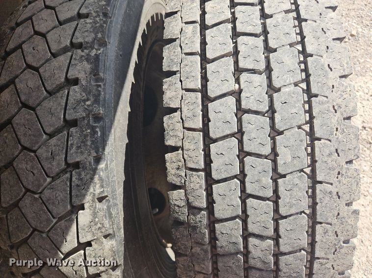 image for item OK9895 2001 Ford F550 Super Duty XL flatbed truck