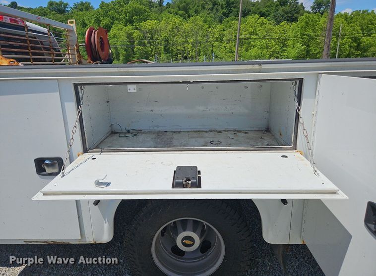 image for item OK9936 2017 Chevrolet  Silverado 3500HD Crew Cab utility bed pickup truck