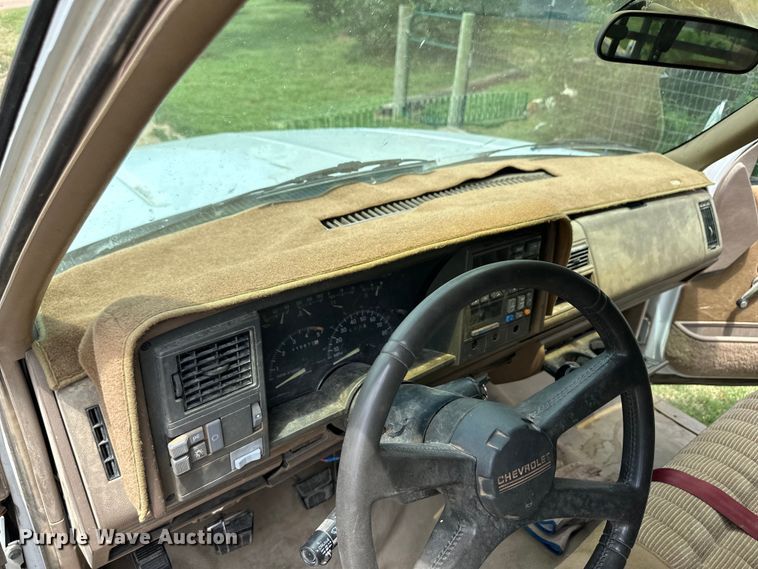 image for item OL9588 1994 Chevrolet C3500 flatbed pickup truck