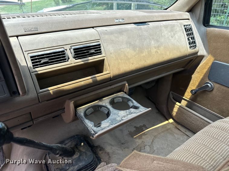 image for item OL9588 1994 Chevrolet C3500 flatbed pickup truck