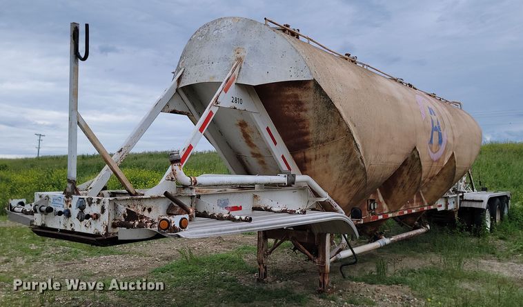 image for item DB8096 1981 Fruehauf pneumatic dry bulk trailer