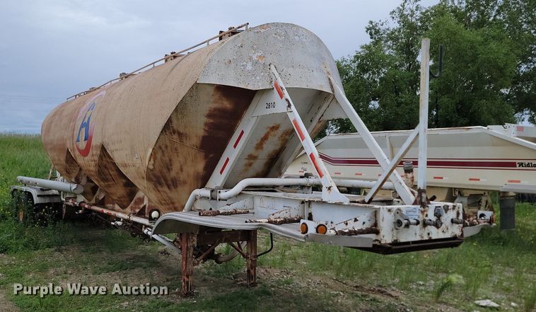 image for item DB8096 1981 Fruehauf pneumatic dry bulk trailer