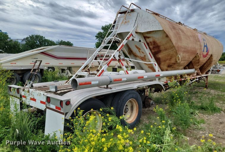 image for item DB8096 1981 Fruehauf pneumatic dry bulk trailer
