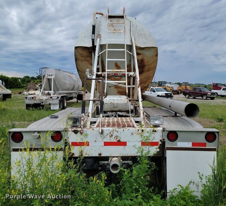 image for item DB8096 1981 Fruehauf pneumatic dry bulk trailer