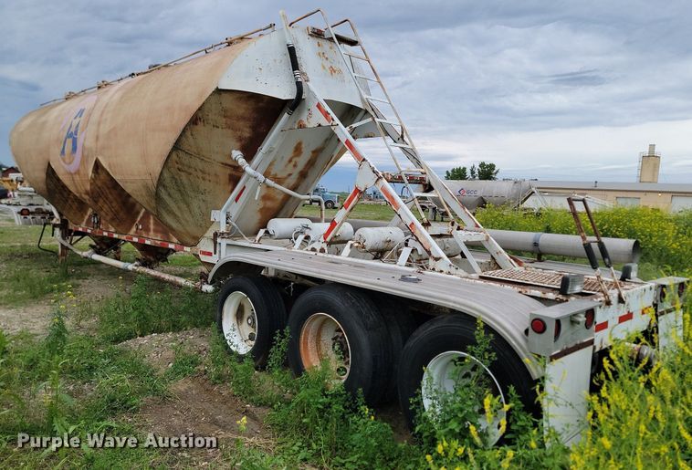 image for item DB8096 1981 Fruehauf pneumatic dry bulk trailer