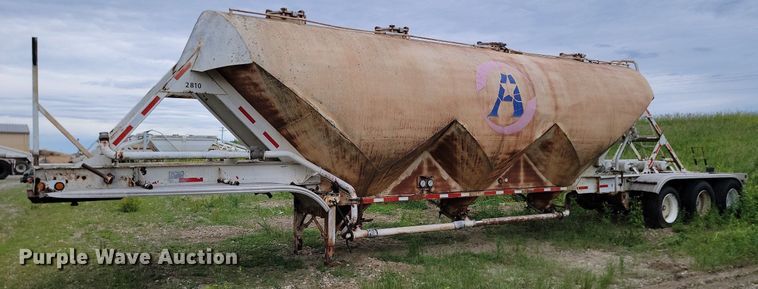 image for item DB8096 1981 Fruehauf pneumatic dry bulk trailer