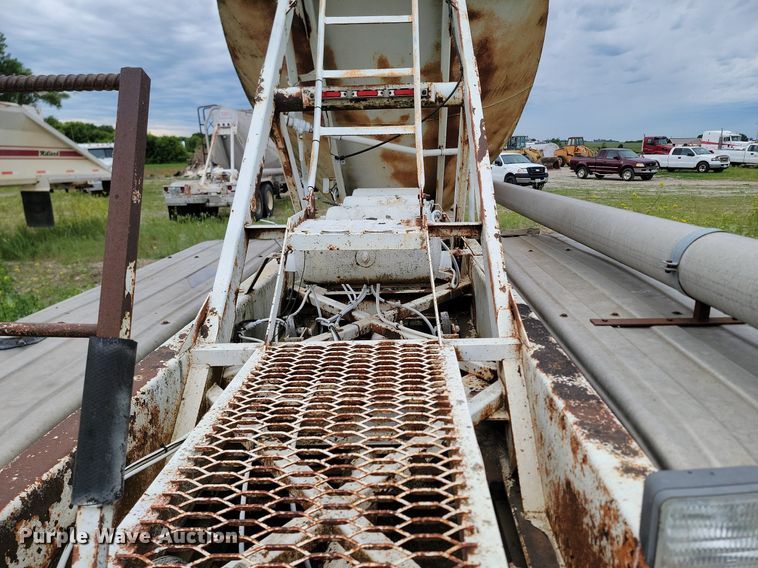 image for item DB8096 1981 Fruehauf pneumatic dry bulk trailer