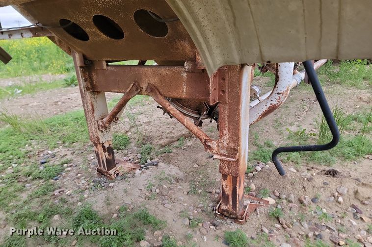 image for item DB8096 1981 Fruehauf pneumatic dry bulk trailer