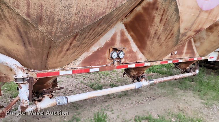 image for item DB8096 1981 Fruehauf pneumatic dry bulk trailer