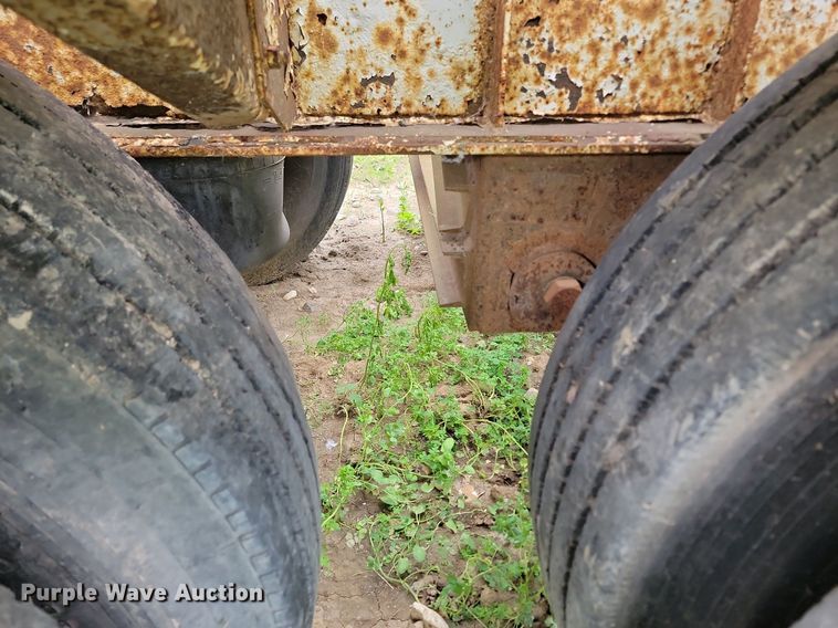 image for item DB8096 1981 Fruehauf pneumatic dry bulk trailer