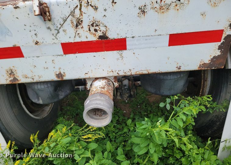 image for item DB8096 1981 Fruehauf pneumatic dry bulk trailer