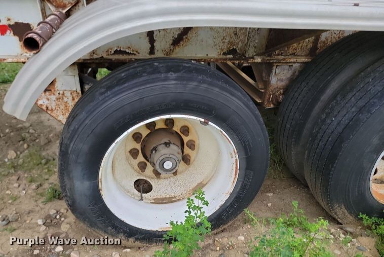 image for item DB8096 1981 Fruehauf pneumatic dry bulk trailer