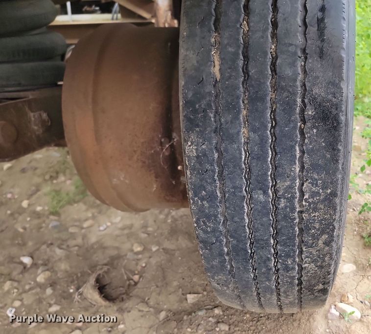 image for item DB8096 1981 Fruehauf pneumatic dry bulk trailer