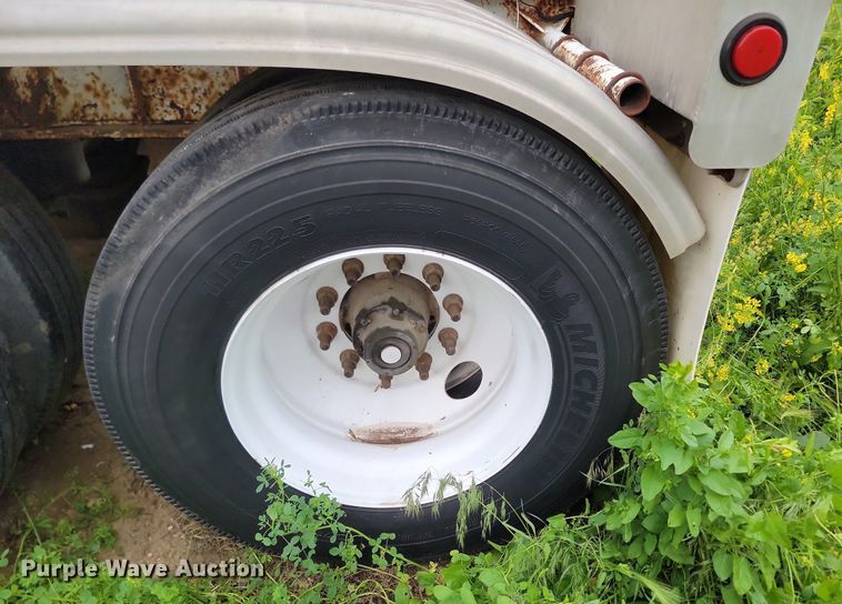 image for item DB8096 1981 Fruehauf pneumatic dry bulk trailer