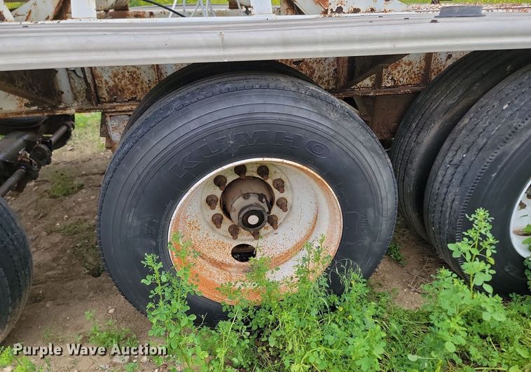image for item DB8096 1981 Fruehauf pneumatic dry bulk trailer