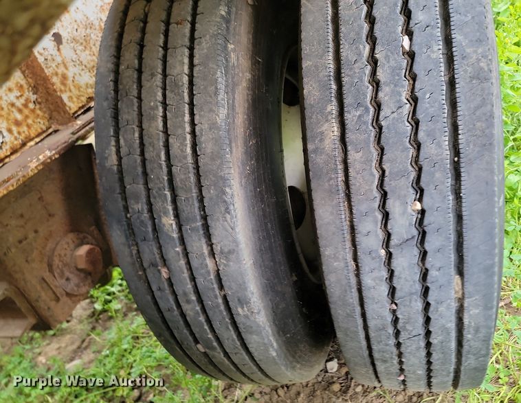 image for item DB8096 1981 Fruehauf pneumatic dry bulk trailer